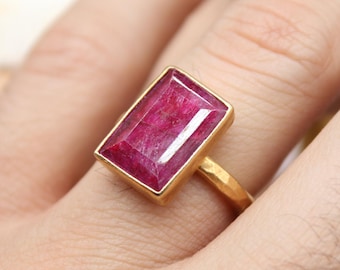 Bague rectangle rubis naturel - Argent sterling plaqué or, bijoux en pierres précieuses artisanaux, bague tendance rouge audacieuse, cadeau de pierre de naissance de juillet