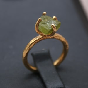 Raw Peridot Ring in 18k Gold Vermeil on Sterling Silver – Handmade August Birthstone Jewelry, Hammered Green Gem Ring, Gift for Her