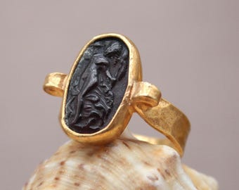 Gold Plated Aphrodite Intaglio Ring in Black Glass and Hammered Sterling Silver, Christmas Gift