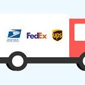 Puede incluir: Ilustración de un camión de reparto con los logotipos de USPS, FedEx y UPS. Una persona está de pie junto al camión. El camión es rojo y blanco con ruedas negras.