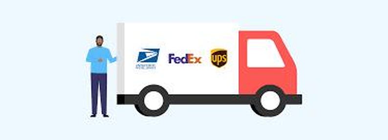 以下が含まれることがあります： USPS、FedEx、UPSのロゴが入った配送トラックの漫画イラスト。トラックの横に人が立っています。トラックは赤と白で、車輪は黒です。