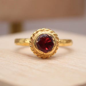 Anello in oro rubino - Fascia in argento 925 testurizzata con montatura a castone ritorto - Regalo di Natale