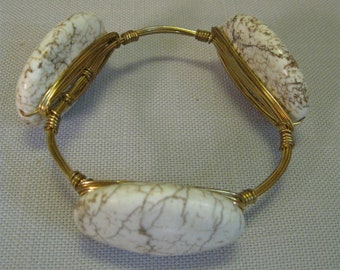 Armband Wire Wrap Gold Ton Armreif Weiße Steine mit braunen Adern Designs Bourbon und Boweties Look A Like