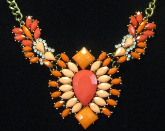 Halskette Lätzchen Statement Gold Ton Kette Hummer Verschluss Rosa Orange Tropfen Perlen Strass Details Taramanda Schmuck