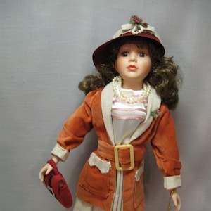 Irma Gheduzzi Porzellan Puppe Kunstperlen Hut mit Blumen Weiche Orange Jacke High Heel Schuhe Geldbörse Tags Original Box Jennifer Caroline