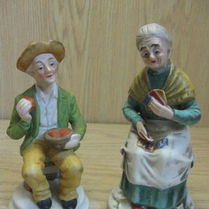Porcelanowa figurka biskwitowa mężczyzna z owocami kobieta karty do gry zabytek ręcznie robiony