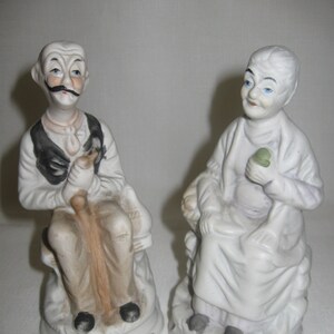 Figuras de porcelana Bisque sentado anciano hombre sosteniendo caña loco bigote mujer con Fruit Deville