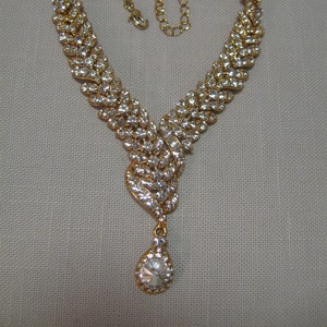 Necklace Pendant Bib Collar Leaf Design Gold Tone Setting Crystal Clear Shiny Rhinestone Tear Drop Pendant Lobster Clasp
