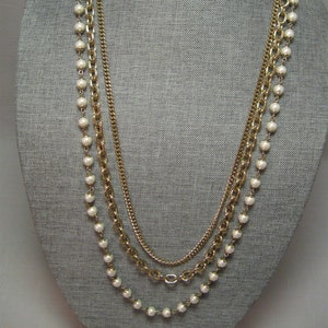 Collar 3 Hebras Tono Oro Cadenas Multi Tamaño Falsa Cadena de Perla Blanca 31 Pulgadas de Largo Cierre de Clip con Bisagras