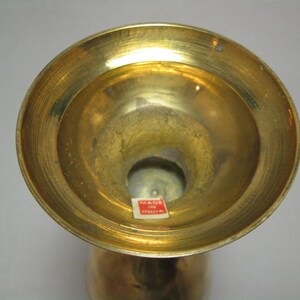 Mässingskanna med ribblinjer på basen under munstyckets handtag, 23 cm hög, rymmer 230 g, tillverkad i Indien 1990 bild 8