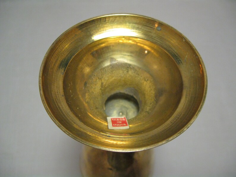 Mässingskanna med ribblinjer på basen under munstyckets handtag, 23 cm hög, rymmer 230 g, tillverkad i Indien 1990 bild 8