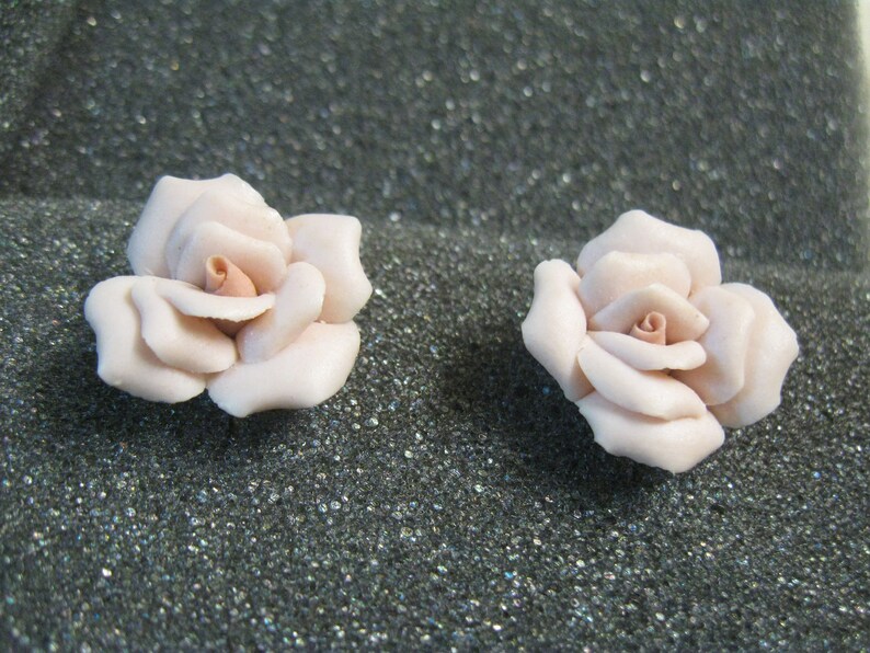 Earring Set Vintage Clip On Genuine Bisque Porcelain Pastel Pink Roses Gold Tone Clips Porcelain Petals Clip Earrings Pastel Pink Avon 1987