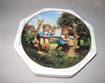 Collector Assiette Fine Porcelaine 23Kt Gold Trim Pommier Garçon & Fille Petits Compagnons Danbury Mint Plate #A577 Foam Box MI Hummel Plate 1989