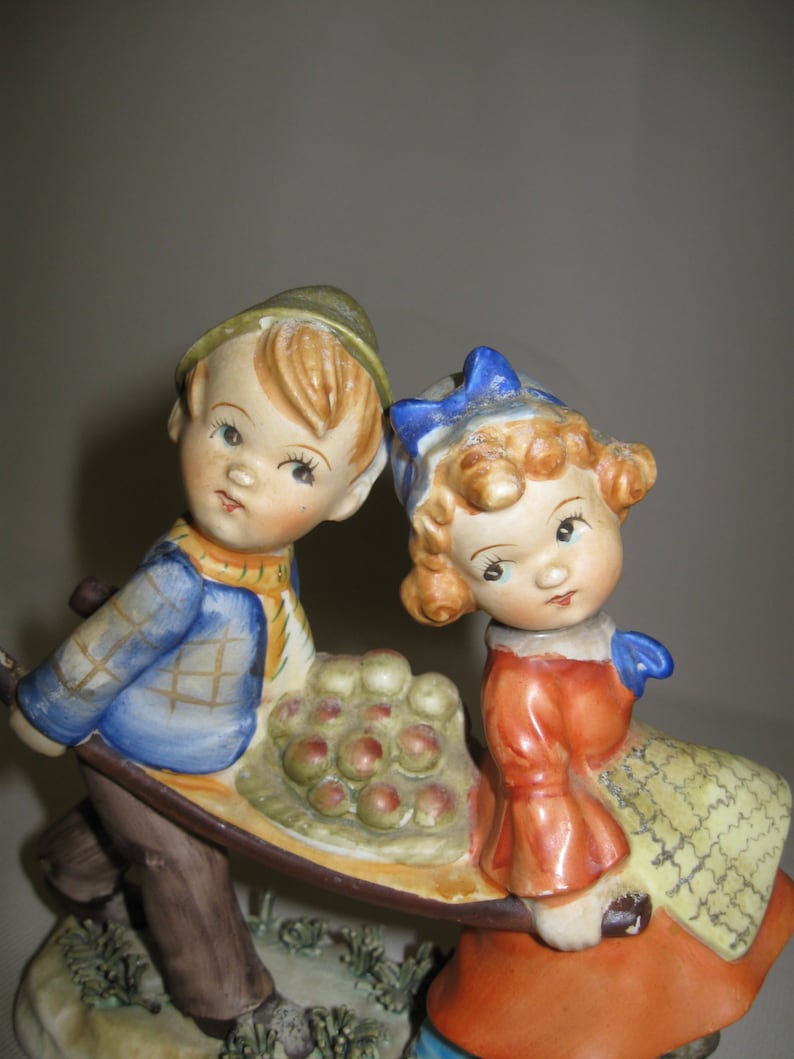 Ceramic Vintage Boy /& Girl Carrying A Bunch Of Apples Made In Japan 1940/'s