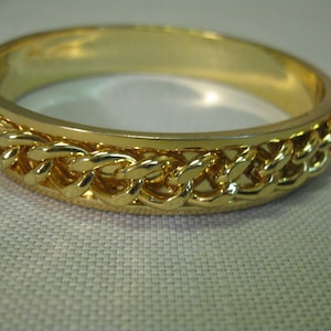 Bracelet Bangle Gold Tone Raised Relief Curb Chain Smooth Interior