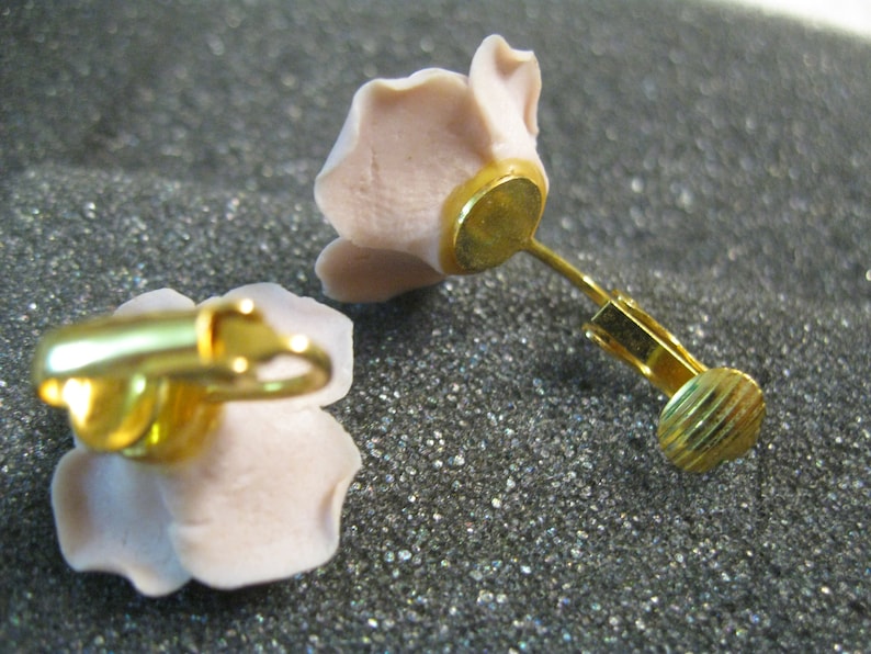 Earring Set Vintage Clip On Genuine Bisque Porcelain Pastel Pink Roses Gold Tone Clips Porcelain Petals Clip Earrings Pastel Pink Avon 1987