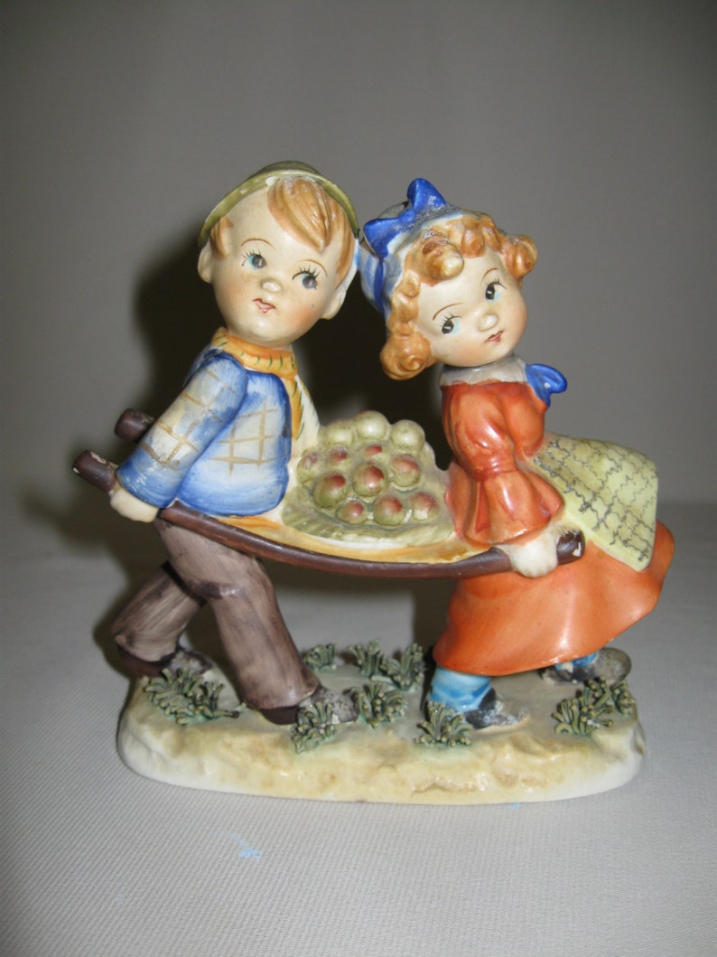 Ceramic Vintage Boy /& Girl Carrying A Bunch Of Apples Made In Japan 1940/'s