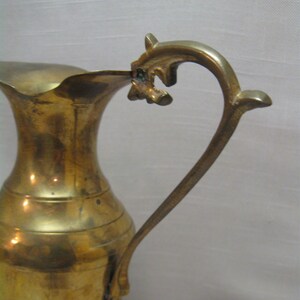Mässingskanna med ribblinjer på basen under munstyckets handtag, 23 cm hög, rymmer 230 g, tillverkad i Indien 1990 bild 4