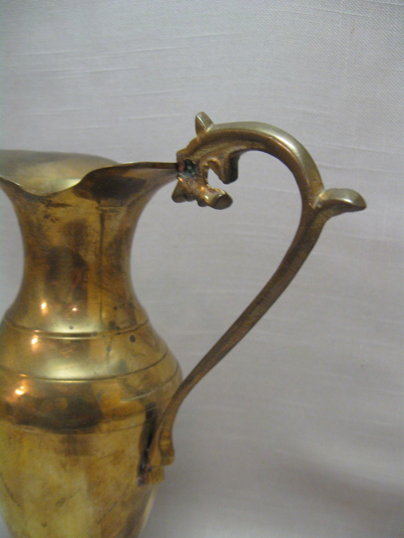 Mässingskanna med ribblinjer på basen under munstyckets handtag, 23 cm hög, rymmer 230 g, tillverkad i Indien 1990 bild 4