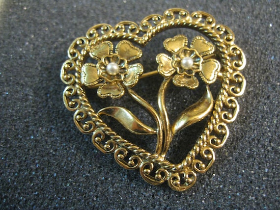 Brooch Pin Gold Tone Heart With Double Flowers Wi… - image 1