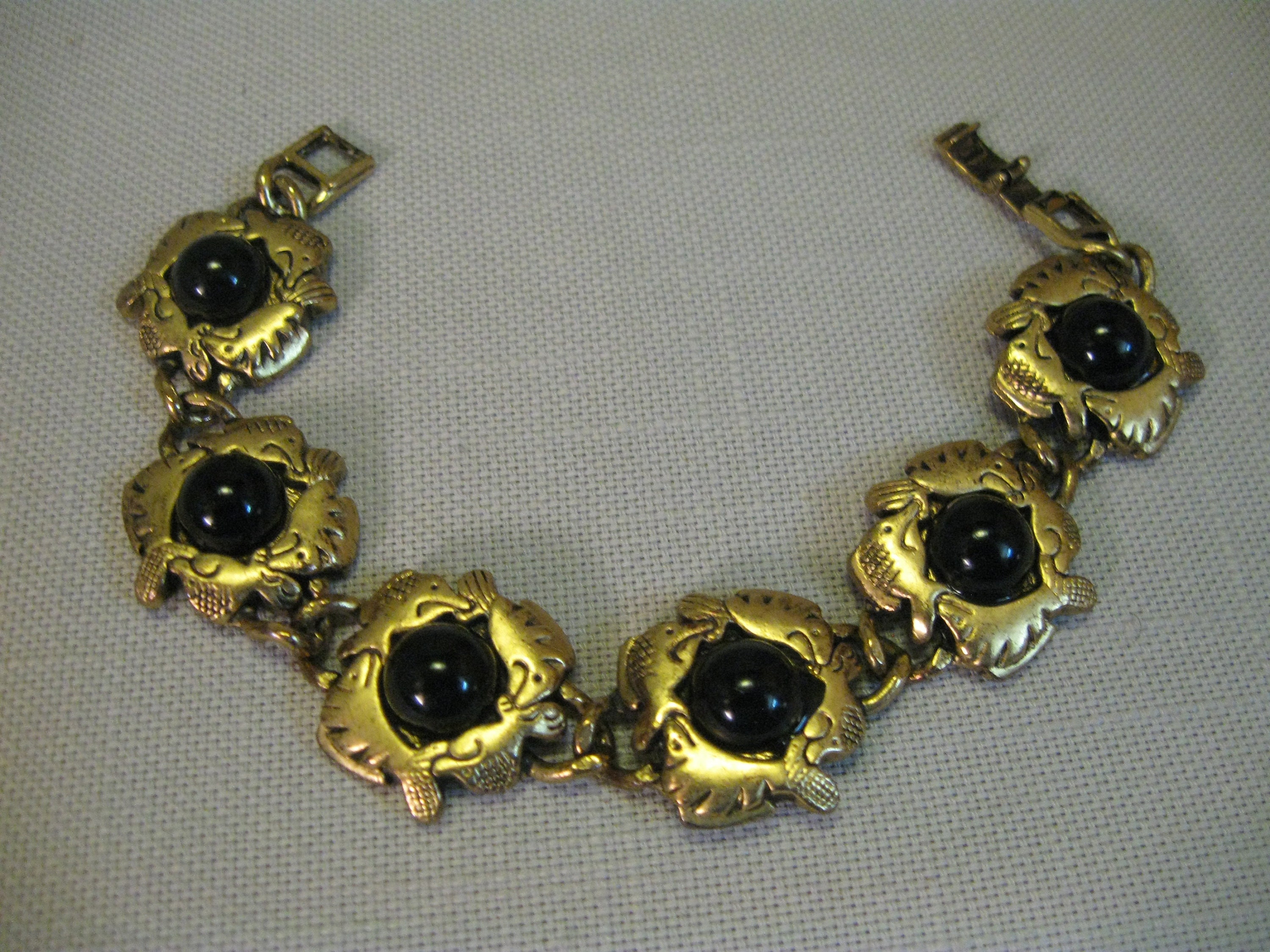 Armband Schwarz Cabochon Incase in Goldton Fisch Design Rahmen HummerVerschluss