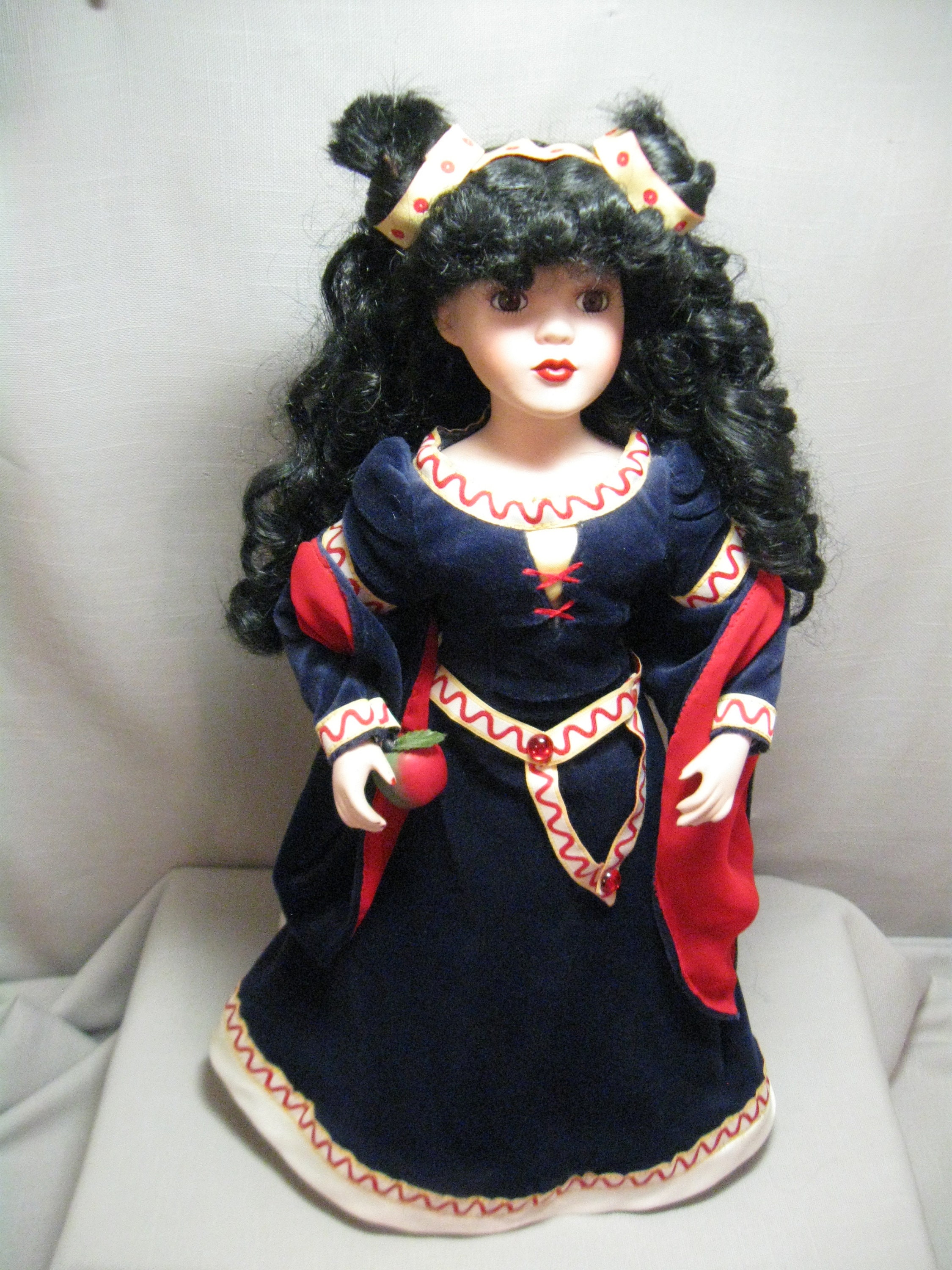 Doll Porcelain Snow White 16