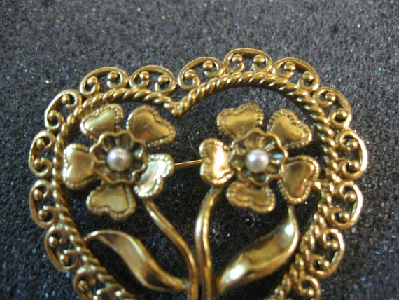 Brooch Pin Gold Tone Heart With Double Flowers Wi… - image 2
