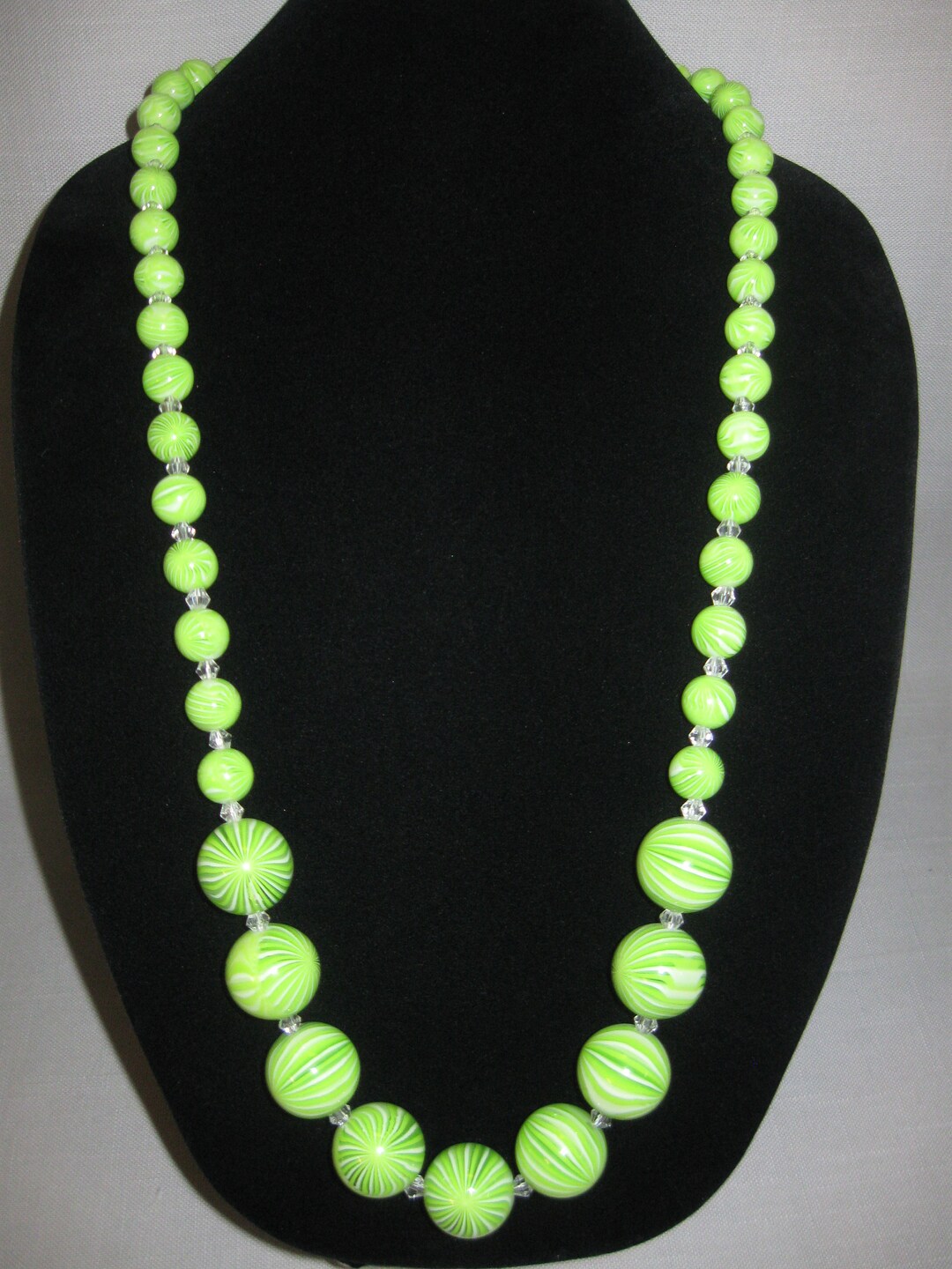 Collier Vintage En Perles De Jade Vert - Gradué, 24.3 Grammes - Bijou Ancien Et élégant