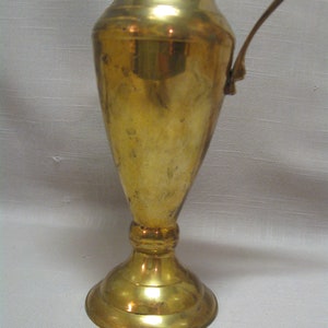 Mässingskanna med ribblinjer på basen under munstyckets handtag, 23 cm hög, rymmer 230 g, tillverkad i Indien 1990 bild 3