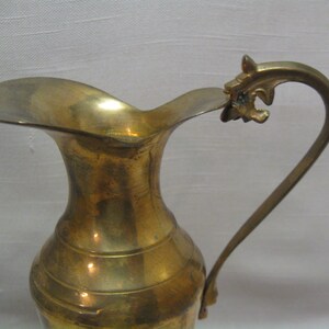 Mässingskanna med ribblinjer på basen under munstyckets handtag, 23 cm hög, rymmer 230 g, tillverkad i Indien 1990 bild 2