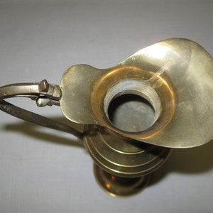 Mässingskanna med ribblinjer på basen under munstyckets handtag, 23 cm hög, rymmer 230 g, tillverkad i Indien 1990 bild 7