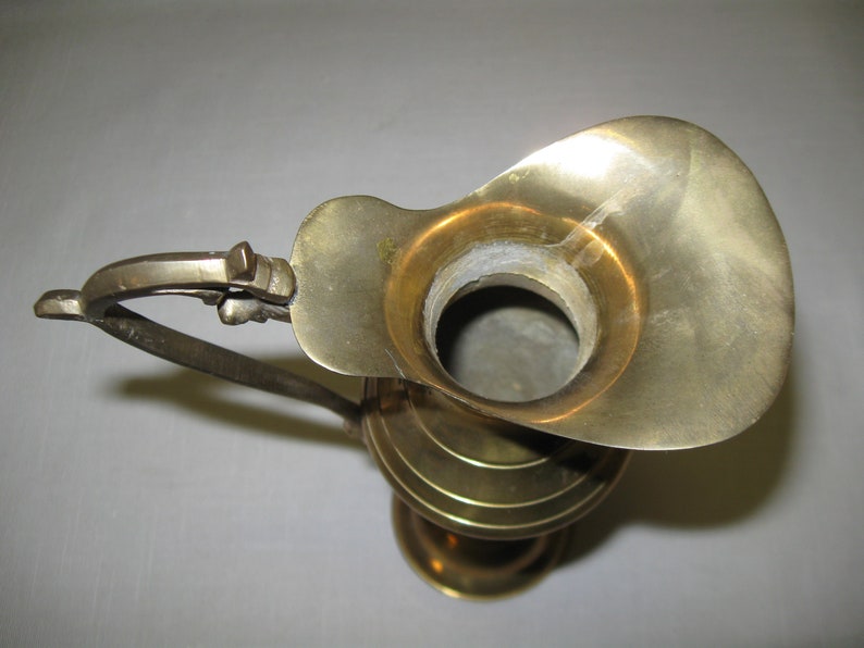 Mässingskanna med ribblinjer på basen under munstyckets handtag, 23 cm hög, rymmer 230 g, tillverkad i Indien 1990 bild 7