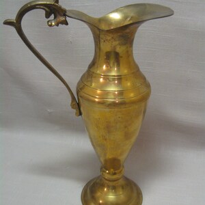 Mässingskanna med ribblinjer på basen under munstyckets handtag, 23 cm hög, rymmer 230 g, tillverkad i Indien 1990 bild 5