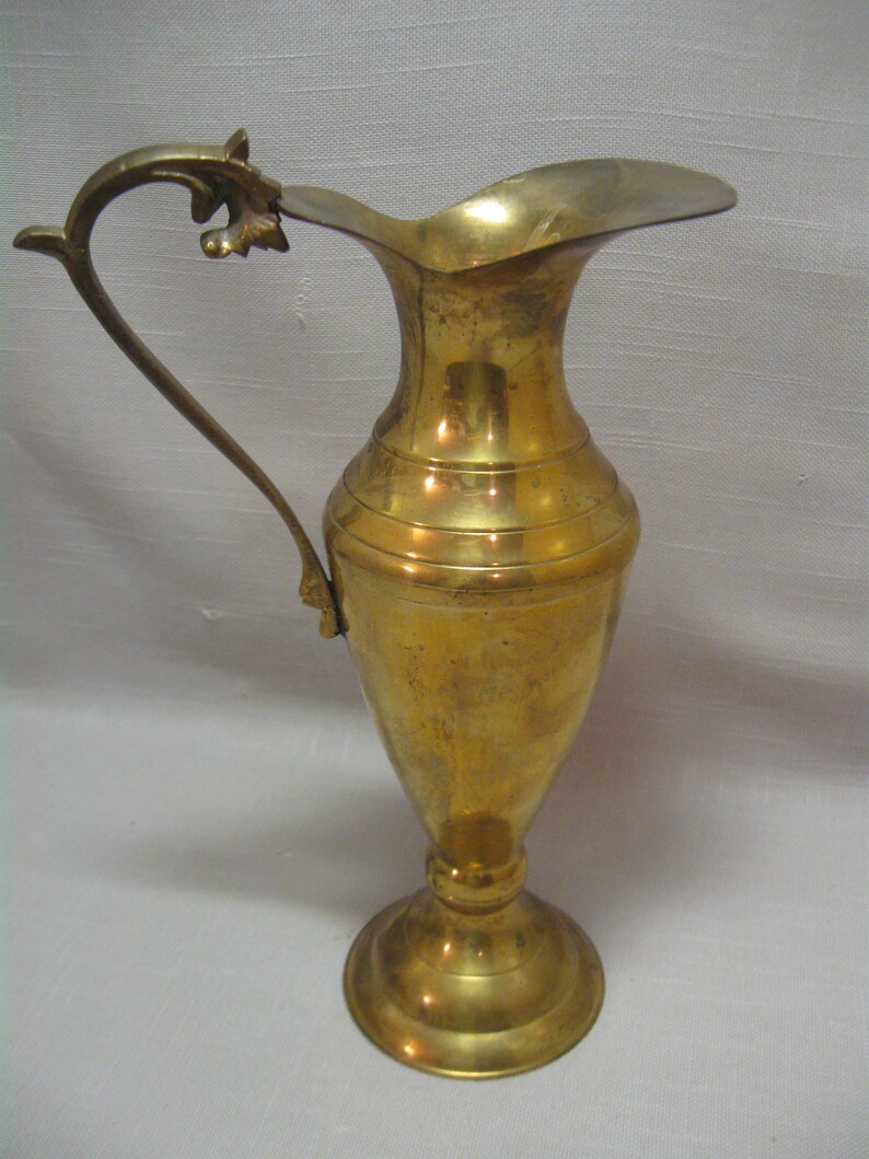 Mässingskanna med ribblinjer på basen under munstyckets handtag, 23 cm hög, rymmer 230 g, tillverkad i Indien 1990 bild 5