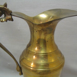 Mässingskanna med ribblinjer på basen under munstyckets handtag, 23 cm hög, rymmer 230 g, tillverkad i Indien 1990 bild 6