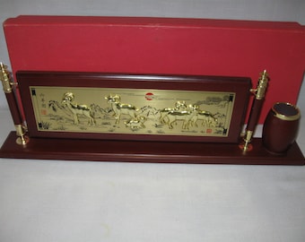 Desktop Oriental Wood Brass Gold Tone Chinese Desk Top 2 Sided Ox Scene Calendar 2003 Pencil Pen Holder With Original Box 2003