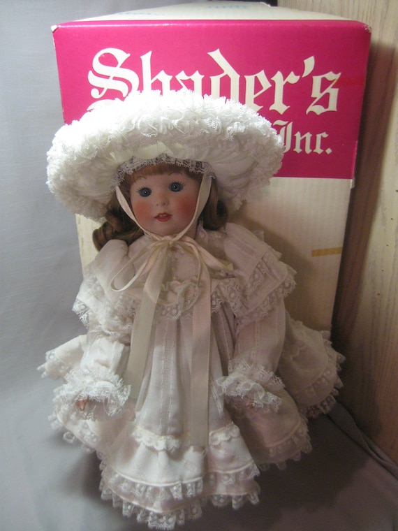 洋書 Victorian Doll Secrets Victorian Doll with a Secret: A portrait of a Vict by