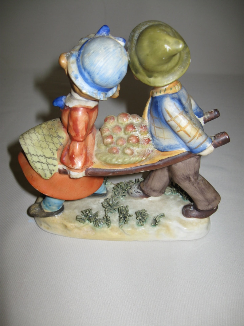 Ceramic Vintage Boy /& Girl Carrying A Bunch Of Apples Made In Japan 1940/'s