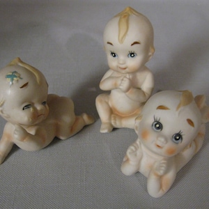 Porselein bisque beeldjes Aantal 3 Kewpie Poppen Huilen Baby Verband Op Voorhoofd Zittend Baby Zuigende Duim Leggen Baby 1950