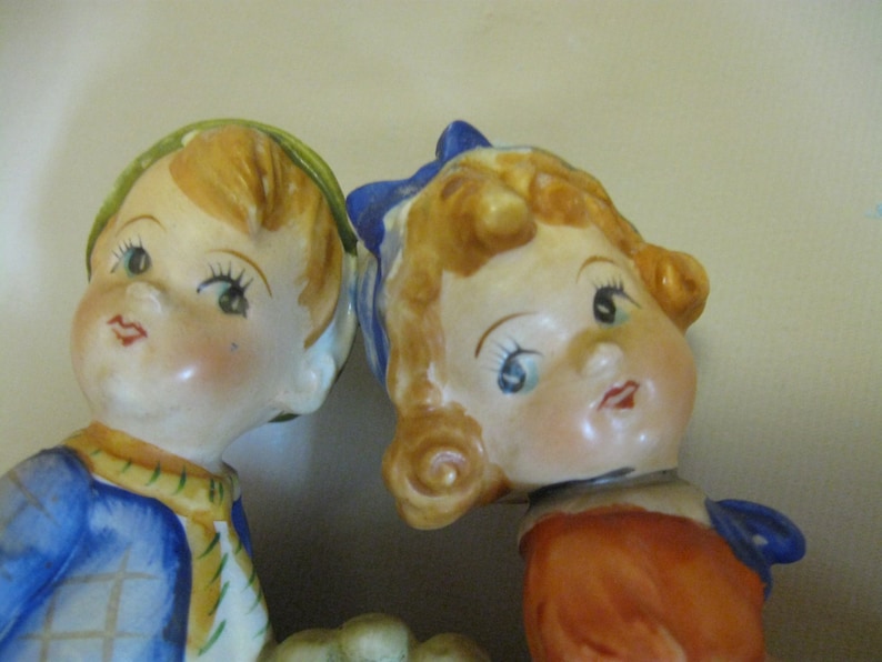 Ceramic Vintage Boy /& Girl Carrying A Bunch Of Apples Made In Japan 1940/'s