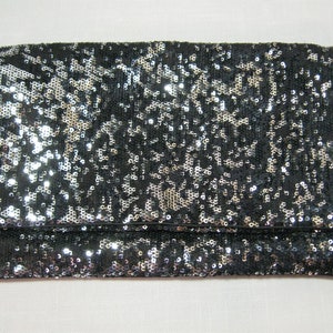 Soirée Envelop Bag Purse Clutch Noir et Argent Tone Sequence Fermeture à glissière et aimant à l’intérieur de la poche BCBGMaxazria