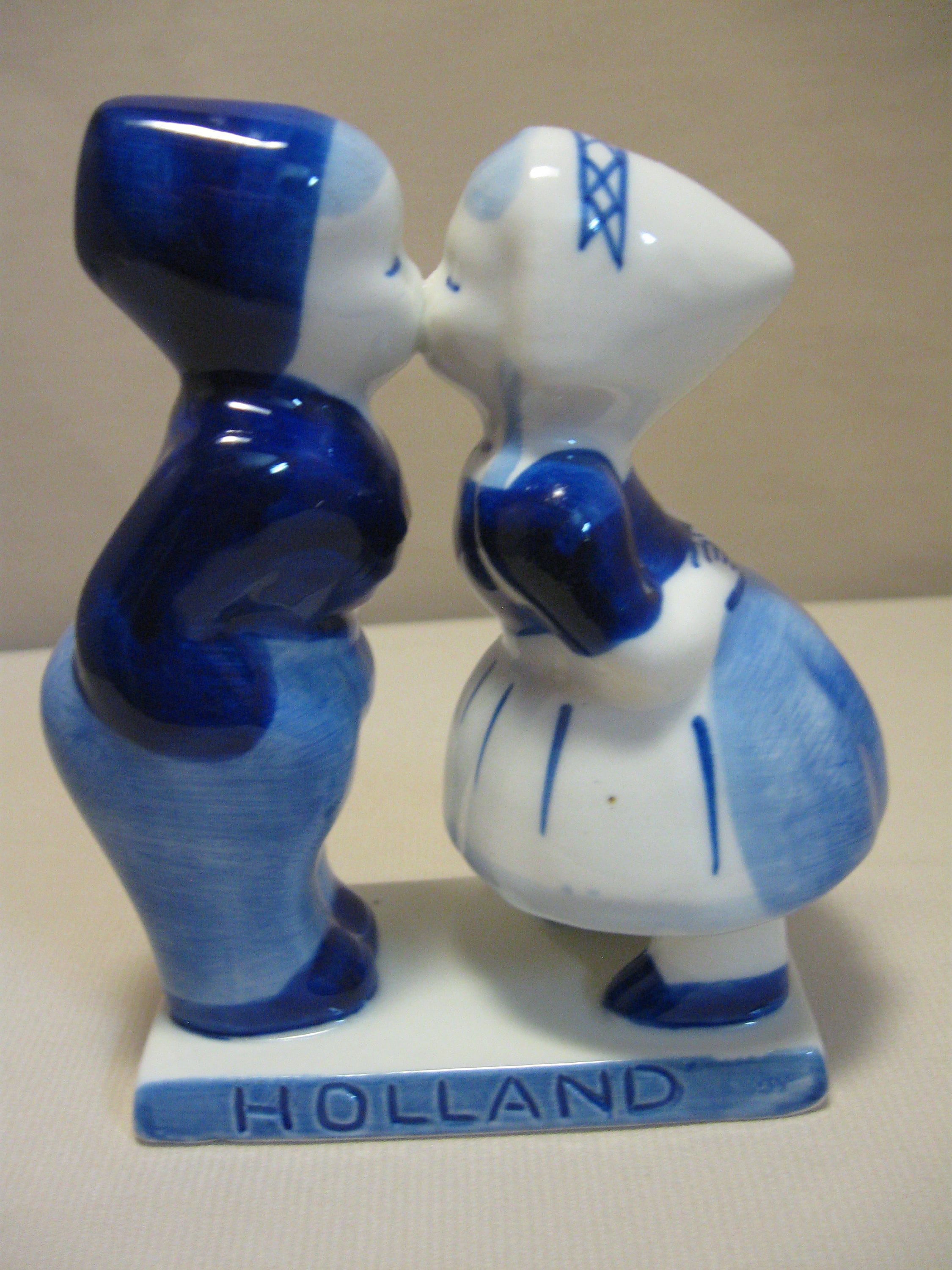 Vintage Dutch Boy and Girl Kissing Blue and White Porcelain Holland 1.5"