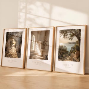 Könnte beinhalten: Drei gerahmte Kunstdrucke mit goldfarbenen Rahmen. Jeder Druck zeigt eine andere Landschaftsszene mit dem Text "THE WAY", "THE TRUTH" und "THE LIFE". Die Drucke werden auf einem hellen Holzboden präsentiert.