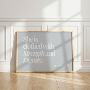 Elle est revêtue de force et de dignité. Affiche murale « Proverbes 31:25 », bleu poudré, cadeau chrétien, verset biblique horizontal à télécharger.