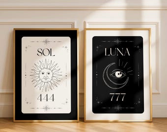 Könnte beinhalten: Zwei gerahmte Kunstdrucke. Einer zeigt ein Sonnendesign mit dem Wort "SOL" und der Zahl "444". Der andere Druck hat einen Halbmond mit einem Augendesign, dem Wort "LUNA" und der Zahl "777". Beide sind in goldenen Rahmen.