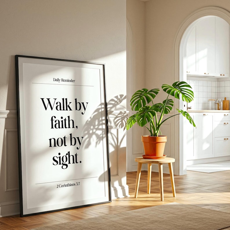 K&ouml;nnte beinhalten: Ein gerahmter Druck mit dem Text "Walk by faith, not by sight" in minimalistischem Stil. Der Druck befindet sich in einem schwarzen Rahmen und lehnt an einer Wand. Eine Topfpflanze steht auf einem kleinen Holzschemel in der N&auml;he.