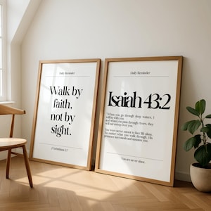 K&ouml;nnte beinhalten: Zwei gerahmte Kunstdrucke mit inspirierenden Zitaten. Einer lautet "Walk by faith, not by sight" und der andere zeigt "Jesaja 43:2". Beide haben einen wei&szlig;en Hintergrund mit schwarzem Text und sind in hellbraunen Holzrahmen.