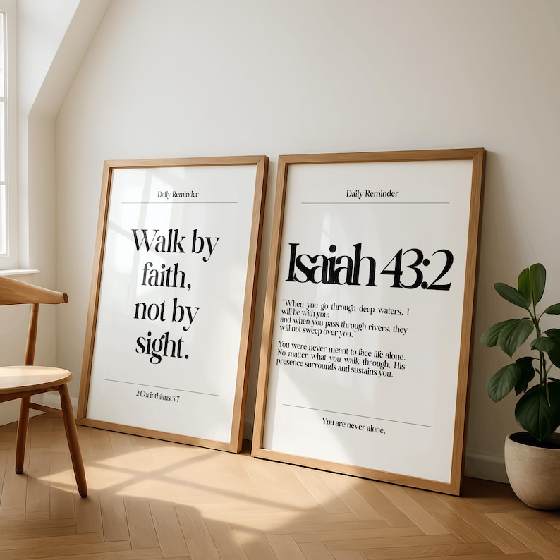 K&ouml;nnte beinhalten: Zwei gerahmte Kunstdrucke mit inspirierenden Zitaten. Einer lautet "Walk by faith, not by sight" und der andere zeigt "Jesaja 43:2". Beide haben einen wei&szlig;en Hintergrund mit schwarzem Text und sind in hellbraunen Holzrahmen.