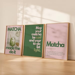 Op de afbeelding: Drie ingelijste kunstprints met gouden frames. De prints tonen het woord "Matcha" in groen en wit, samen met zinnen en definities die betrekking hebben op matcha. Eén print toont een matcha-drankje en een croissant. De achtergrond is lichtroze.