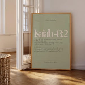 Könnte beinhalten: Ein gerahmter Druck mit einem salbeigrünen Hintergrund und dem Text "Daily Reminder" oben. Der Text "Isaiah 43:2" ist in einer großen, hellbeige Schriftart gehalten. Der Druck enthält einen Bibelvers über Herausforderungen.